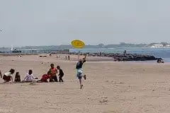 beach frisbee photo