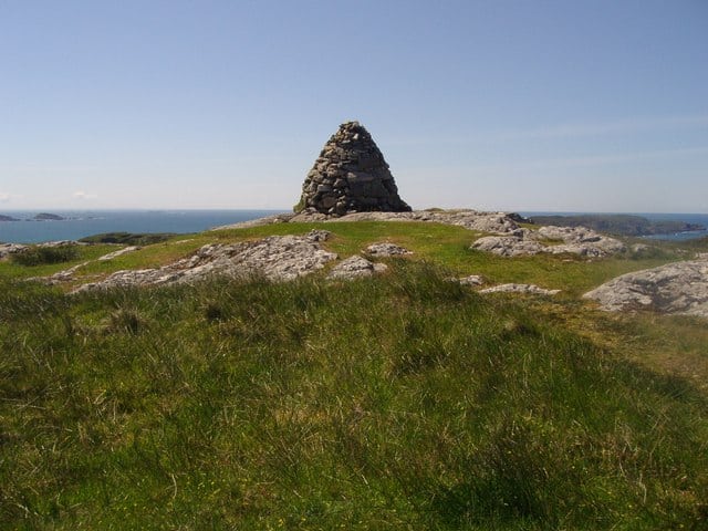 Dun-I-summit-cairn