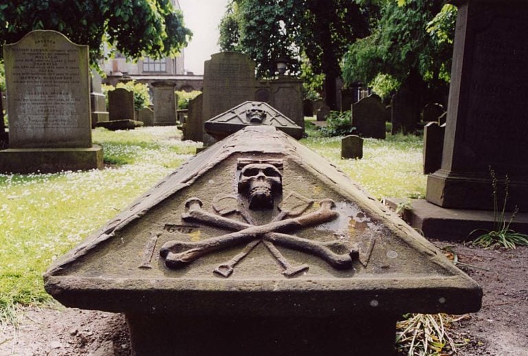 Dundee Howff burial ground 768x518