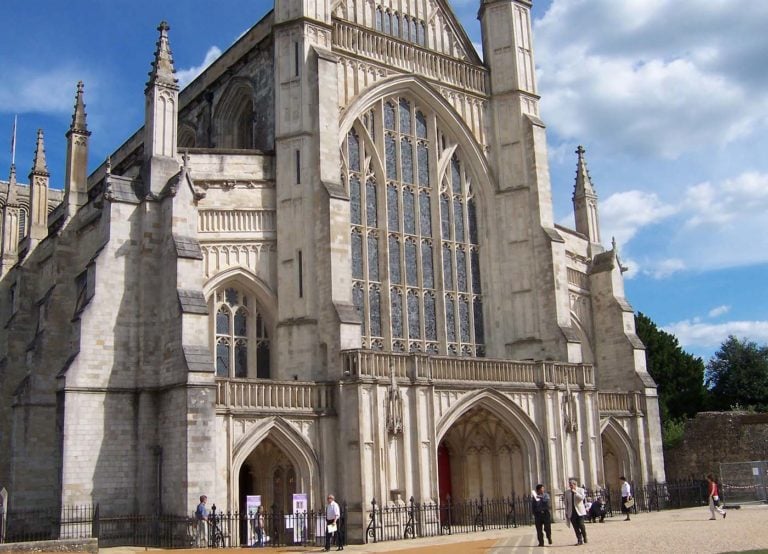 winchester cathedral 768x554